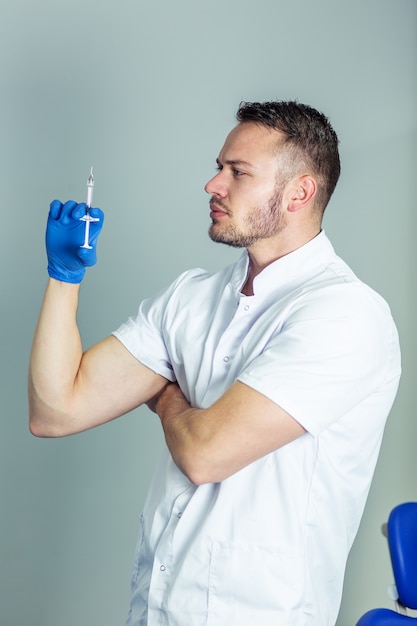 Retrato de joven médico con vacuna