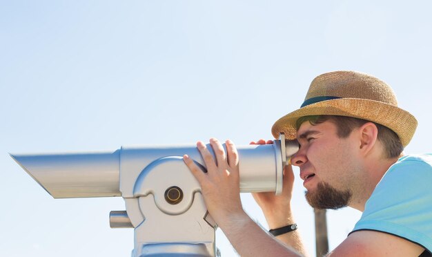 Retrato de un joven mirando a la cámara contra el cielo