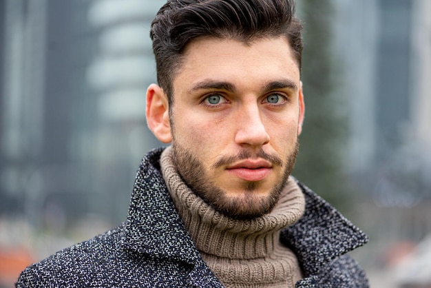 Retrato de un joven mirando a la cámara ojos azules y una sonrisa segura