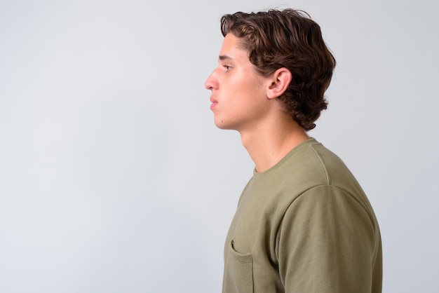 Foto retrato de un joven mirando hacia otro lado contra un fondo blanco