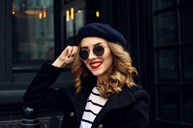 Retrato de joven moda en la calle