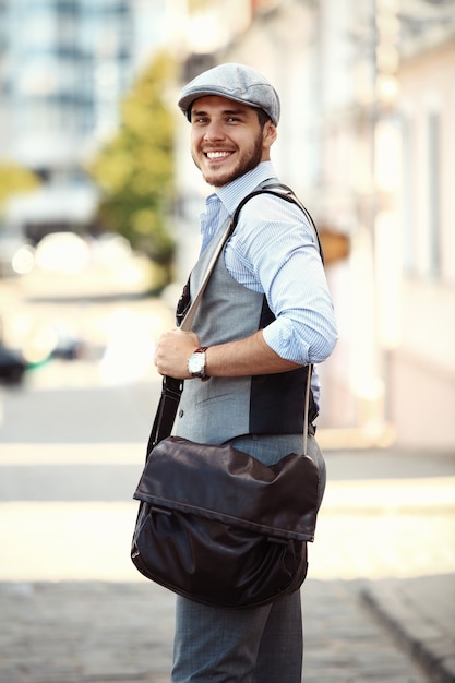 Retrato de un joven de moda en la ciudad