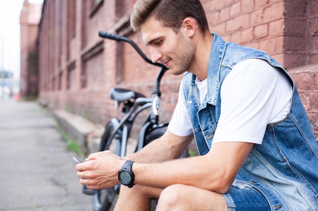 Retrato de un joven de moda en la ciudad.