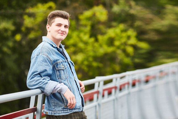 Retrato de un joven de moda en la ciudad