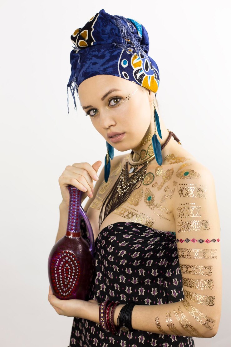 Foto retrato de una joven modelo femenina sosteniendo una botella mientras está de pie contra un fondo blanco