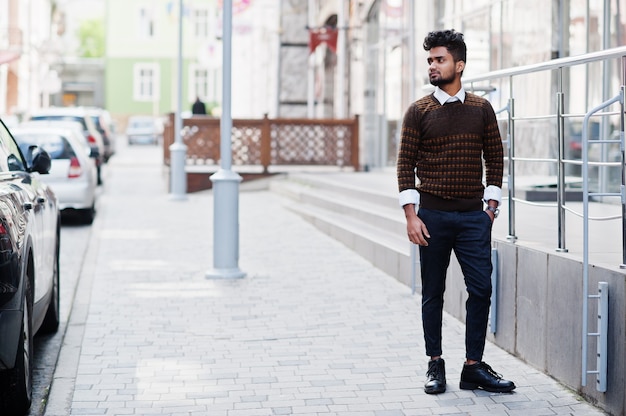 Retrato de joven modelo indio elegante pose en la calle.