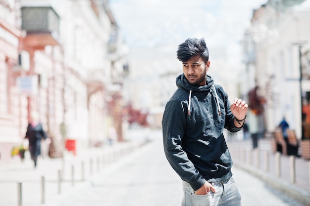 Retrato de joven modelo indio con estilo pose en la calle