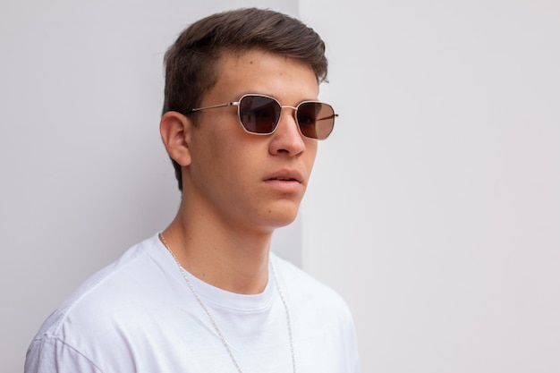 Retrato de joven modelo latinoamericana con gafas oscuras.