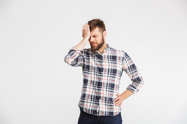 Retrato de un joven molesto en camisa a cuadros