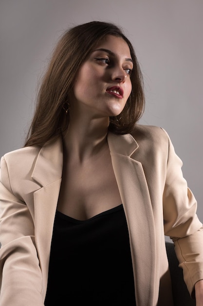 Retrato de una joven morena con cabello largo en el estudio Foto dramática en colores oscuros