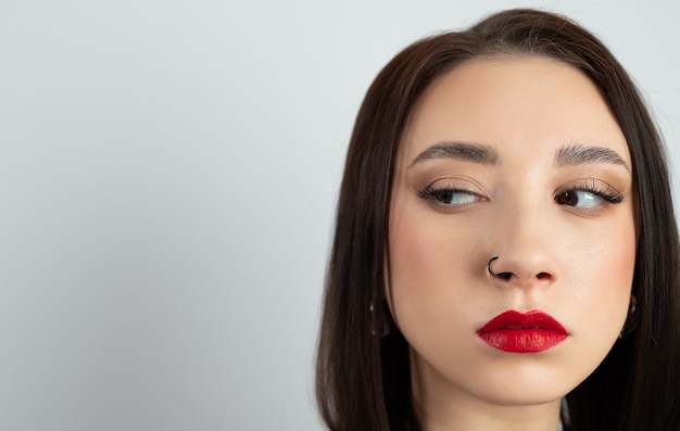 Retrato de una joven morena mirando hacia los lados.