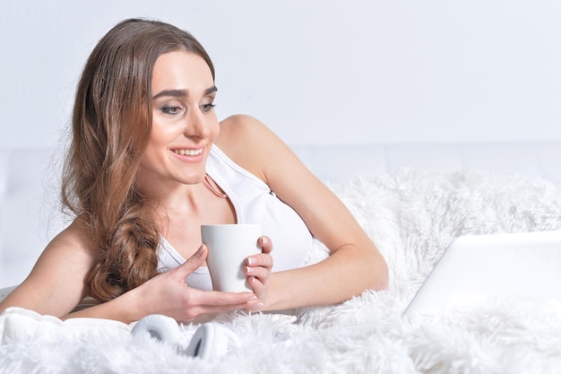 retrato, de, joven, morena, mujer, relajante, en cama