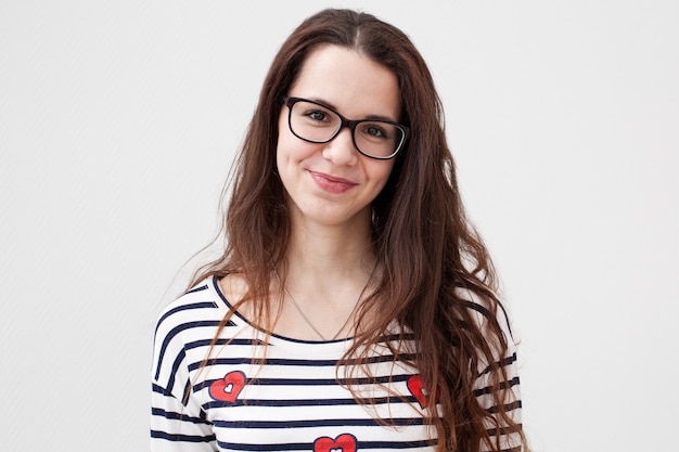 Foto retrato de una joven morena sonriente