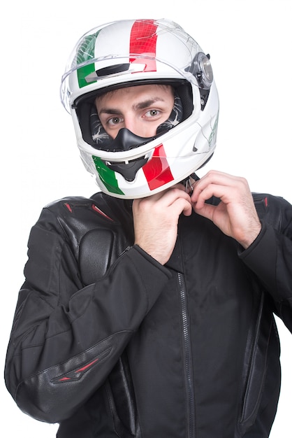 Retrato de un joven motociclista con casco.