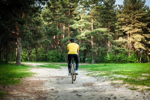 retrato, de, un, joven, movimiento, en, un, bicicleta