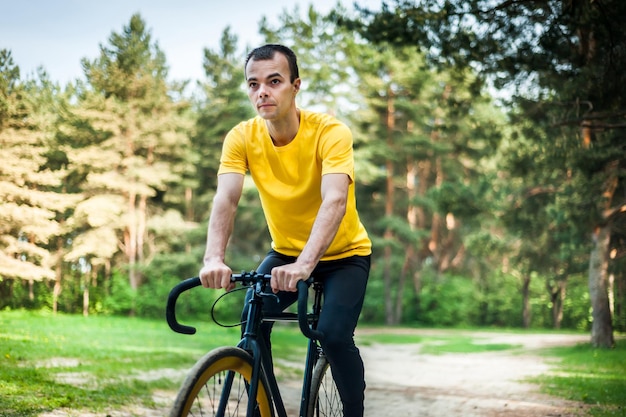 retrato, de, un, joven, movimiento, en, un, bicicleta