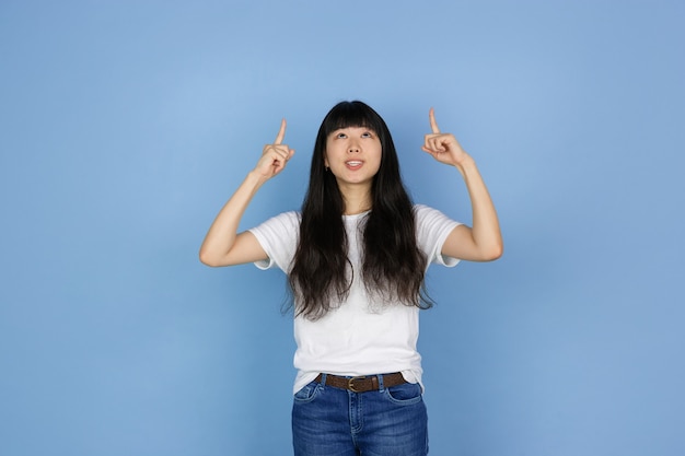 Retrato de joven mujer asiática aislada sobre fondo azul studio