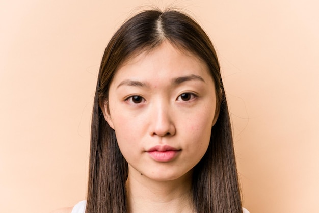 Retrato joven mujer asiática aislada sobre fondo beige