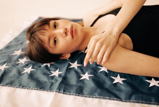 Foto retrato, de, joven, mujer asiática, en, el, amerigan, bandera