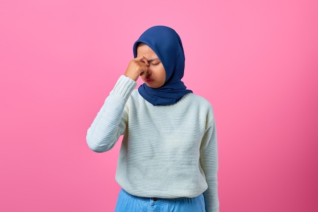 Retrato de joven mujer asiática con aspecto mareado y dolor de cabeza