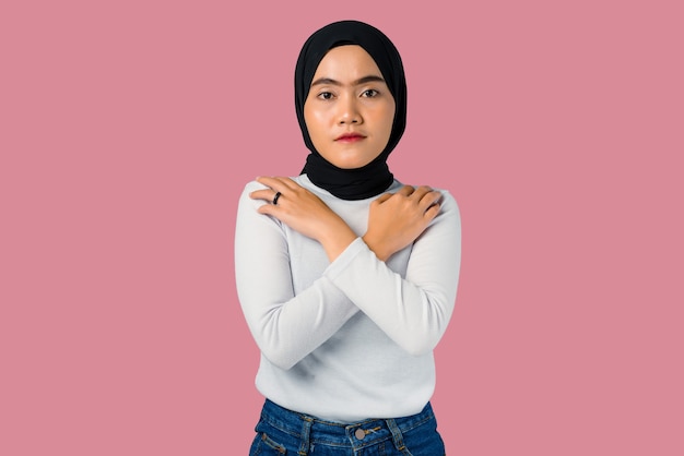 Retrato, de, joven, mujer asiática, llevando, hijab