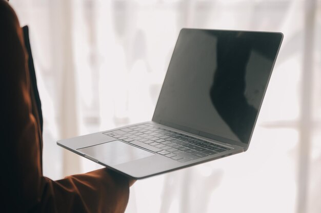 Retrato de una joven mujer asiática con la mano freelance está trabajando en su trabajo en una tableta de computadora en una oficina moderna haciendo análisis de contabilidad informe de inversión inmobiliaria datos concepto de sistemas financieros e impositivos