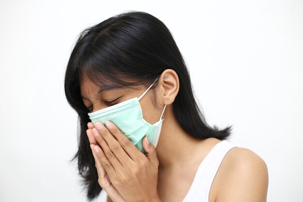 Retrato de joven mujer asiática con una mascarilla, aislado. epidemia de gripe, protección contra virus.