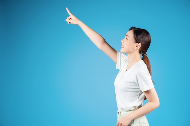 retrato, de, joven, mujer asiática, posición, en, fondo azul