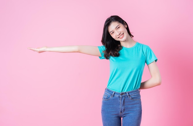 retrato, de, joven, mujer asiática, en, rosa, plano de fondo