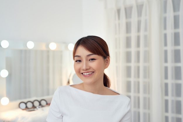 Retrato, de, joven, mujer asiática, sonriente