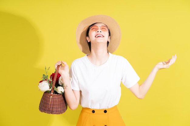 retrato, de, joven, mujer asiática, tenencia, flores