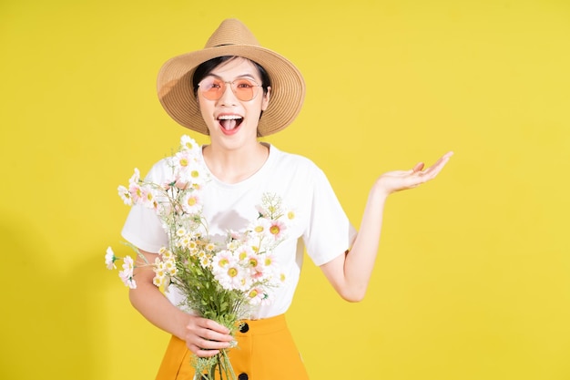 retrato, de, joven, mujer asiática, tenencia, flores