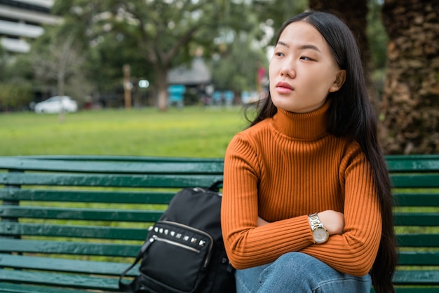 Retrato de joven mujer asiática