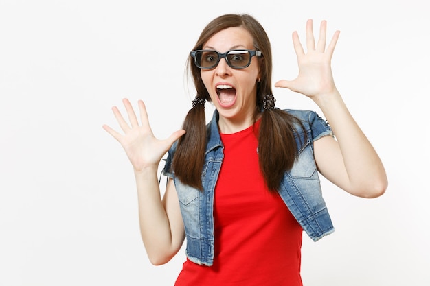 Retrato de joven mujer atractiva llena de alegría con la boca abierta en gafas 3d y ropa casual viendo películas, extendiendo las manos aisladas en estudio sobre fondo blanco. Emociones en el concepto de cine.