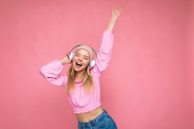 El retrato de una joven mujer bella