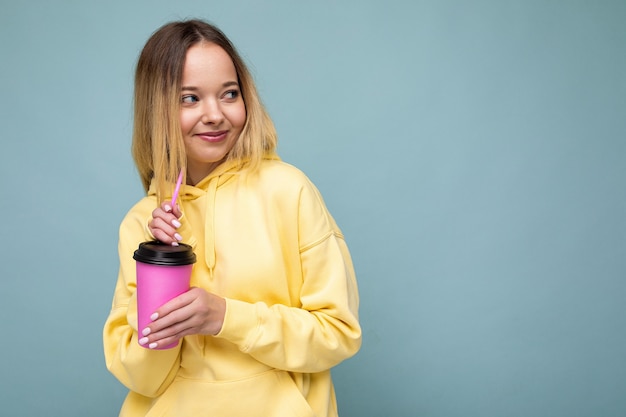 El retrato de una joven mujer bella