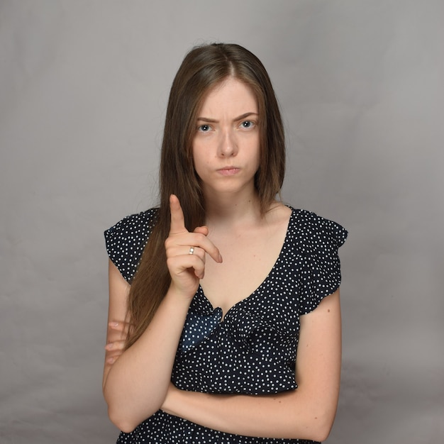 Retrato de una joven mujer bonita con ira