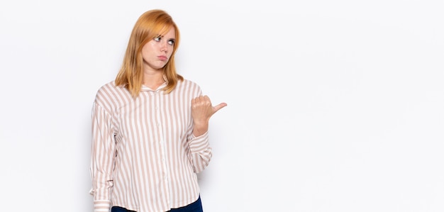 Retrato de una joven mujer bonita mostrando algo