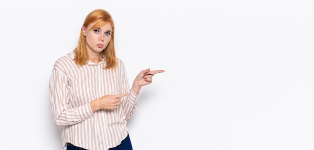 Retrato de una joven mujer bonita mostrando algo