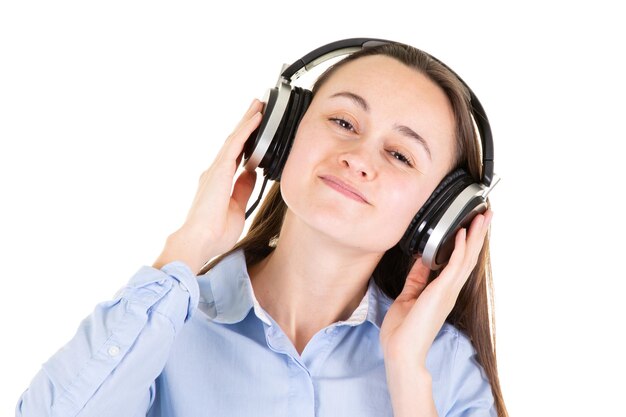 Retrato de joven mujer bonita riendo en auriculares escuchando música