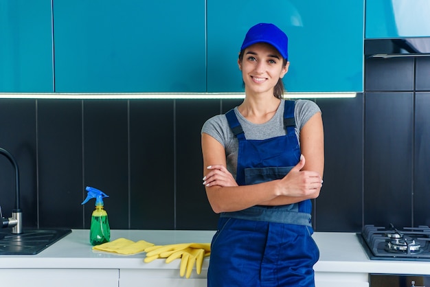 Retrato de joven mujer bonita en uniforme especial de servicio de limpieza profesional.