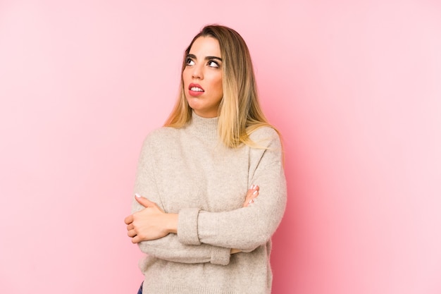 Retrato de una joven mujer bonita