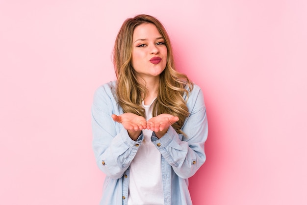 Retrato de una joven mujer bonita