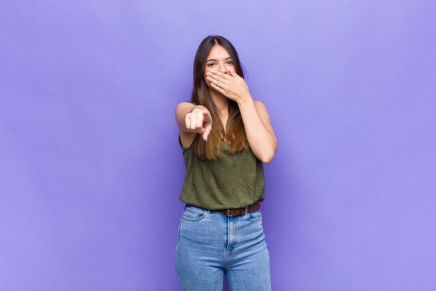 Retrato de joven mujer bonita