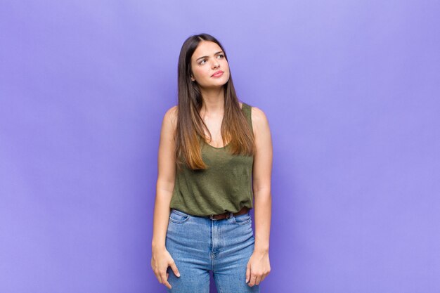 Retrato de joven mujer bonita