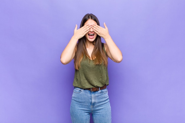 Retrato de joven mujer bonita