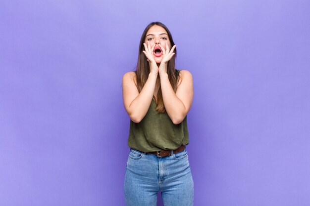 Retrato de joven mujer bonita