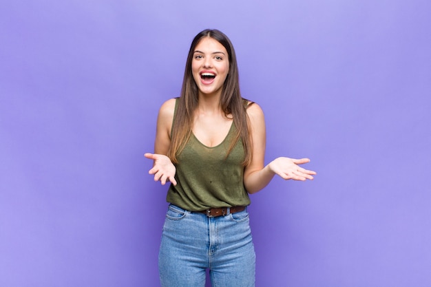 Retrato de joven mujer bonita