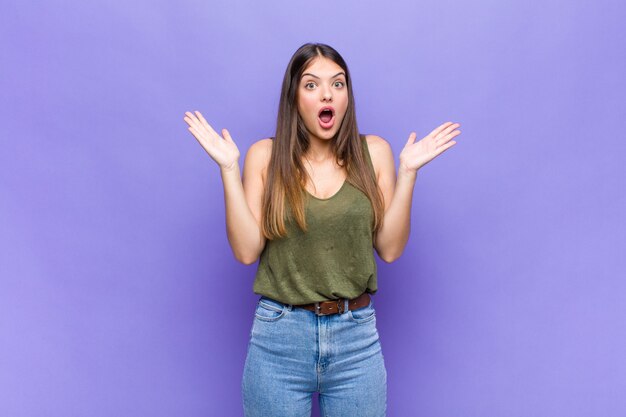 Retrato de joven mujer bonita