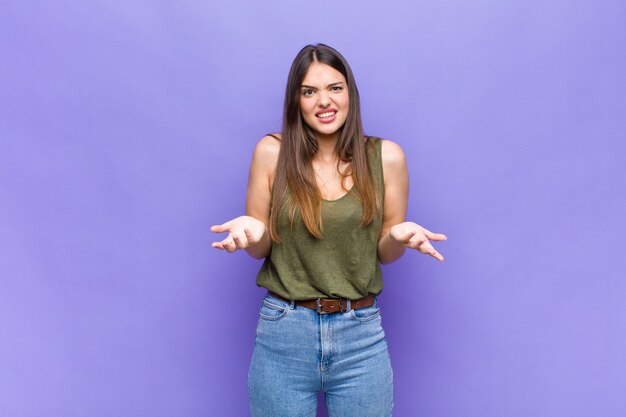 Retrato de joven mujer bonita